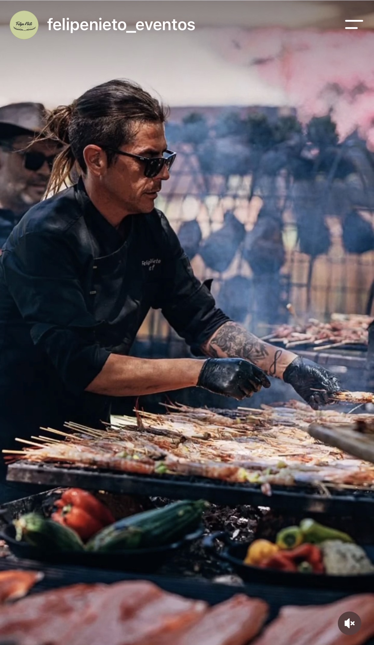 Felipe Nieto preparando una parrillada para un evento