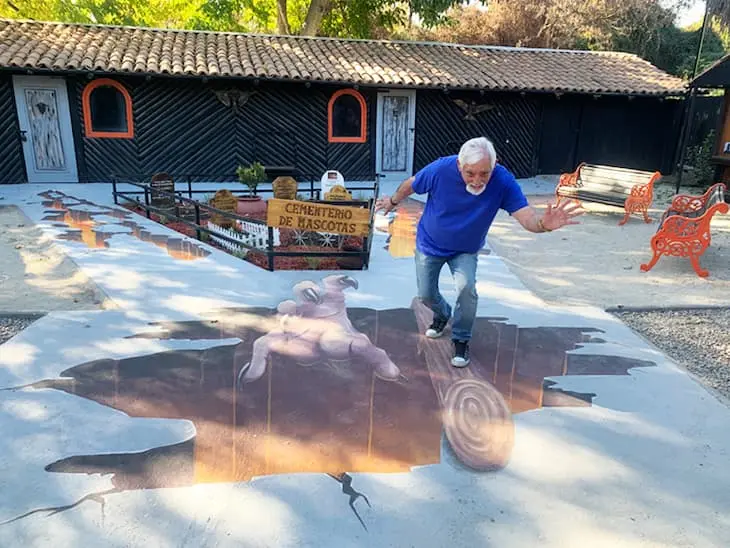 Pepe Pelayo en una experiencia del Museo El Chupacabras de Pirque
